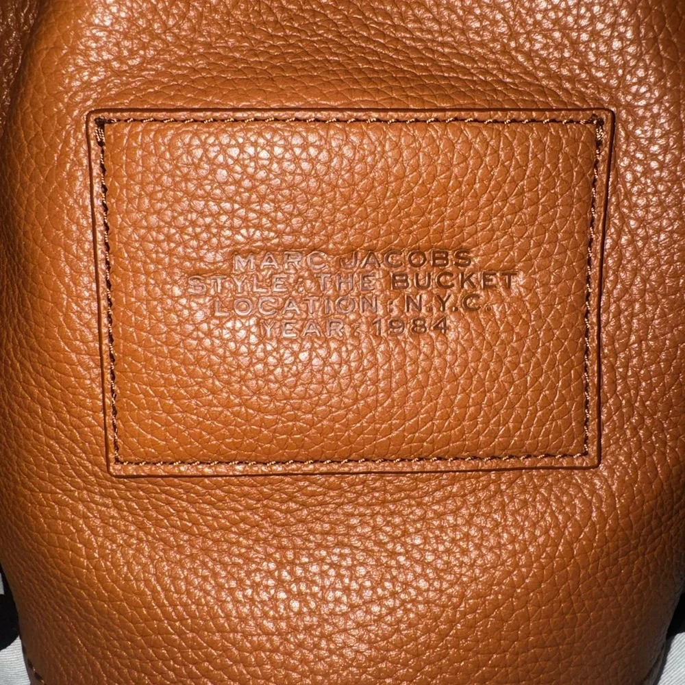 Marc Jacobs Caramel Brown Pebbled Leather Bucket Crossbody Bag - Picture 5 of 8